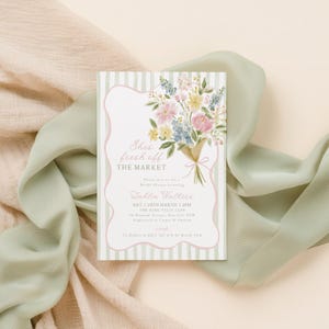 Peut inclure: Une invitation florale pour une f&ecirc;te pr&eacute;nuptiale, avec le texte "She's fresh off the market". L'invitation pr&eacute;sente un bouquet de fleurs roses, jaunes et bleues. Le fond est un motif &agrave; rayures vertes et blanches.
