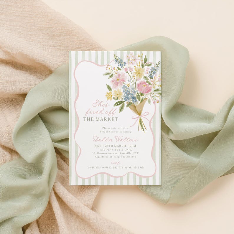 Peut inclure: Une invitation florale pour une f&ecirc;te pr&eacute;nuptiale, avec le texte "She's fresh off the market". L'invitation pr&eacute;sente un bouquet de fleurs roses, jaunes et bleues. Le fond est un motif &agrave; rayures vertes et blanches.
