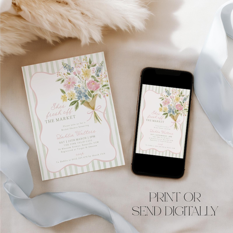 Peut inclure: Une invitation &agrave; une f&ecirc;te pr&eacute;nuptiale avec un bouquet floral. L'invitation pr&eacute;sente le texte "She's fresh off the market" et les d&eacute;tails de l'&eacute;v&eacute;nement. Un smartphone affiche la m&ecirc;me invitation. Les mots "Print or Send Digitally" sont en bas.