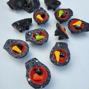 Molcajete con chile, Chile Rojo, Chile amarillo, Molcajete, Salsa, Mini, Ofrenda, Dia de muertos, elaboración de salsa en miniatura, barro, Molcajete