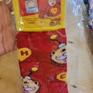 Puede incluir: Calcetines unisex rojos y amarillos con un dise&ntilde;o de personaje de dibujos animados. Empaquetados en una bolsa de pl&aacute;stico transparente. El embalaje incluye el texto "CALCETIN DR SIMI" y "UNISEX".