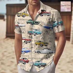 Puede incluir: Una camisa beige de botones con un estampado de mapa vintage que presenta coches clásicos y señales de la Ruta 66. La camisa tiene mangas cortas y cuello.