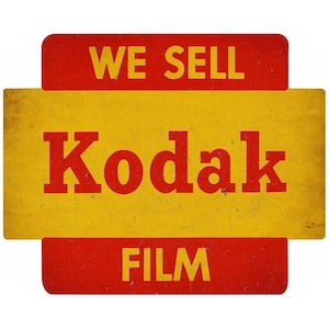 Vendemos película Kodak en colores rojo y amarillo brillante, letrero publicitario de metal de doble cara de 22" para tiendas generales de EE. UU., versión envejecida