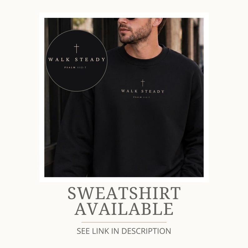 K&ouml;nnte beinhalten: Ein schwarzes Sweatshirt mit Rundhalsausschnitt und einer kleinen wei&szlig;en Grafik auf der oberen Brust. Die Grafik zeigt ein d&uuml;nnes Kreuzsymbol &uuml;ber dem Text WALK STEADY und der Referenz PSALM 113:7. Das Design ist vorne mittig platziert.