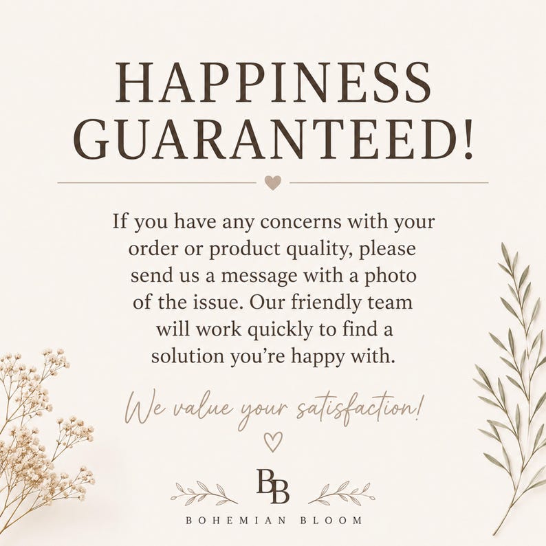 K&ouml;nnte beinhalten: Eine Kundenservice-Infokarte mit cremefarbenem Hintergrund und dunkelbraunem Text. Die &Uuml;berschrift lautet HAPPINESS GUARANTEED! gefolgt von Anweisungen, bei Problemen eine Nachricht mit Foto zu senden. Sie enth&auml;lt den Text We value your satisfaction! und das Logo BB BOHEMIAN BLOOM mit botanischen Illustrationen.
