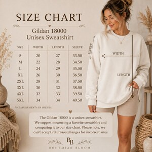 Może przedstawiać: Tabela rozmiar&oacute;w bluzy unisex Gildan 18000, przedstawiająca szerokość, długość i długość rękawa w calach dla rozmiar&oacute;w od S do 5XL. Tabela zawiera schemat na beżowej bluzie pokazujący, w jaki spos&oacute;b mierzyć szerokość i długość produktu.