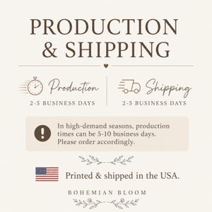 K&ouml;nnte beinhalten: Eine informative Grafik mit dunkelbraunem Text auf hellbeigem Hintergrund. Sie enth&auml;lt die &Uuml;berschriften PRODUCTION & SHIPPING, Symbole einer Uhr und eines Lieferwagens, ein Warnsymbol mit Text zu Zeiten hoher Nachfrage sowie den Text BOHEMIAN BLOOM.