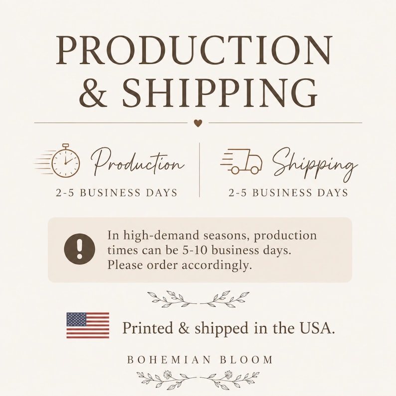 K&ouml;nnte beinhalten: Eine informative Grafik mit dunkelbraunem Text auf hellbeigem Hintergrund. Sie enth&auml;lt die &Uuml;berschriften PRODUCTION & SHIPPING, Symbole einer Uhr und eines Lieferwagens, ein Warnsymbol mit Text zu Zeiten hoher Nachfrage sowie den Text BOHEMIAN BLOOM.