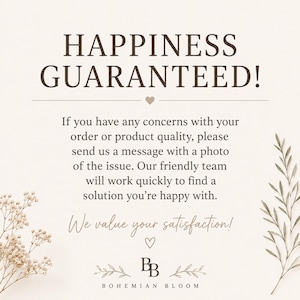 K&ouml;nnte beinhalten: Beige Grafik mit dem Text "HAPPINESS GUARANTEED!" und einer Nachricht zur Produktqualit&auml;t. Das Bild enth&auml;lt das Logo "BB" und die Worte "BOHEMIAN BLOOM". Dekorative florale Elemente umrahmen den Text.