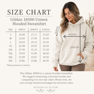 K&ouml;nnte beinhalten: Eine Gr&ouml;&szlig;entabelle f&uuml;r den Gildan 18500 Unisex-Kapuzenpullover mit einer Tabelle f&uuml;r Breite, L&auml;nge und &Auml;rmelma&szlig;e in Zoll f&uuml;r die Gr&ouml;&szlig;en S bis 5XL. Ein visueller Leitfaden auf einem beigen Kapuzenpullover zeigt die Messpunkte an.