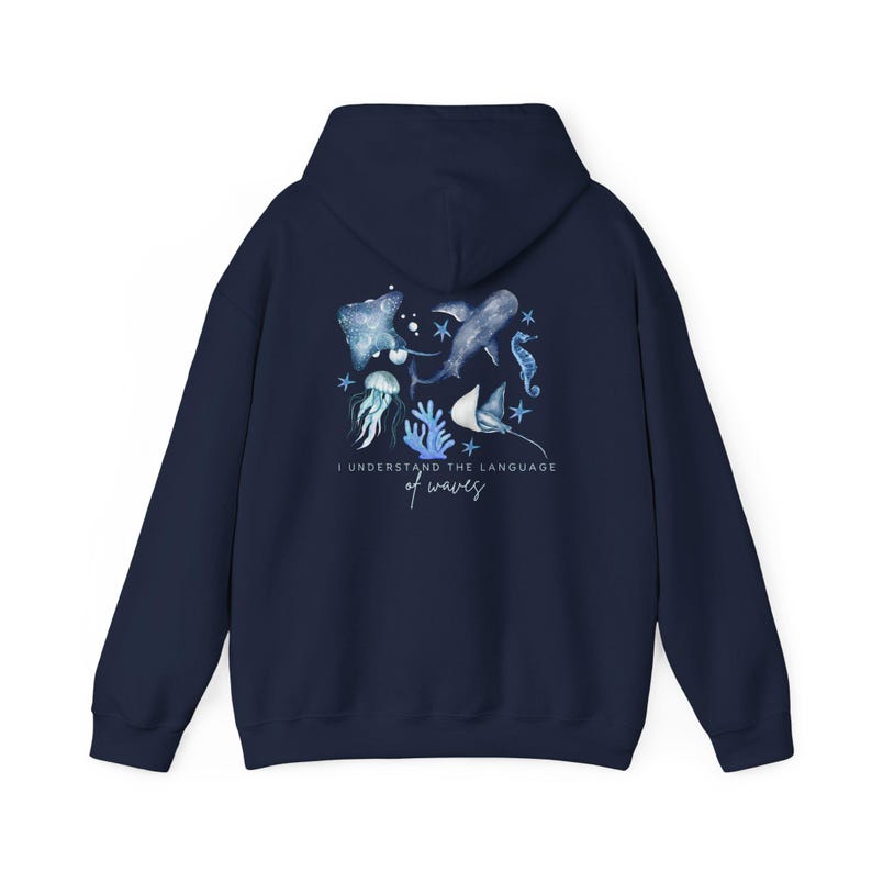 Pu&ograve; includere: Felpa con cappuccio blu navy con un design ad acquerello di vita marina, tra cui una balena, un cavalluccio marino e una medusa. La frase "I understand the language of waves" &egrave; stampata sotto. La felpa &egrave; realizzata in materiale morbido.