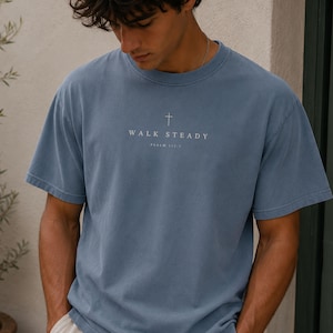 Comfort Colors® Christliches Herrenhemd mit Bibelvers – T-Shirt für christliche Väter – Glaubensbasiertes T-Shirt – Geschenk für christliche Ehemänner – Religiöser Mann Blue Jean