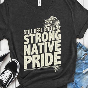 Camiseta do Orgulho Nativo, Camiseta Nativo Americano, Ainda Aqui, Ainda Forte, Orgulho Nativo, Camiseta do Dia dos Povos Indígenas, Presentes para Nativos Americanos