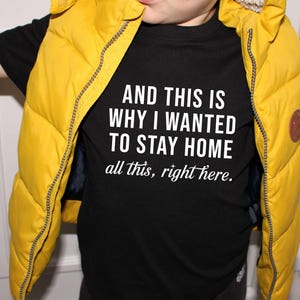 Y por eso quería quedarme en casa. Esta es la camiseta &quot;Todo esto aquí&quot;, divertida camiseta de manga larga para el trabajo, camiseta gráfica unisex, camiseta sarcástica.