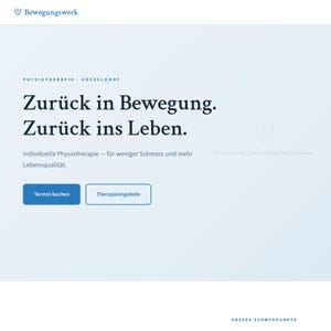 Könnte beinhalten: Rustikales Holzschild mit dem Text "Welcome to our home" in weißer Schrift. Das Schild hat eine Used-Optik und ein schlichtes, einladendes Design, perfekt für die Dekoration der Haustür.