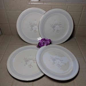 1980s Pickard Pearl Boquet 10-7/8 inch Dinner Plates
