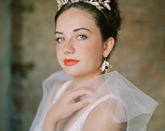 Couronne de mariée dorée et verte | Couronne de mariée, Accessoires floraux de mariage, Couronne de fleurs en or, Couronne de feuilles d'or, Couronne unique, Sirène