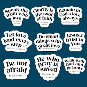Może przedstawiać: Zbiór białych naklejek z czarnym tekstem na turkusowym tle. Każda naklejka zawiera cytat świętego, np. "Speak the truth with love" i "Charity is the soul of faith."