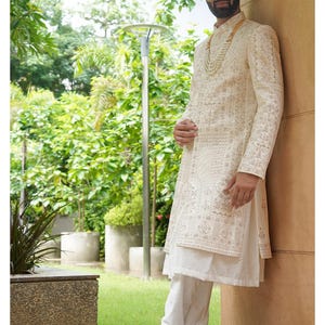 Handcrafted Men&#39;s Wedding Sherwani: Embroidered Groom Outfit