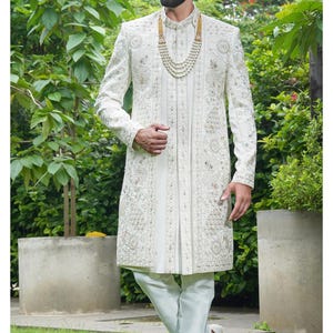 Handcrafted Men&#39;s Wedding Sherwani: Embroidered Groom Outfit