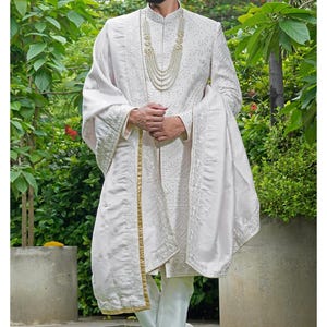 Handcrafted Men&#39;s Wedding Sherwani: Embroidered Groom Outfit