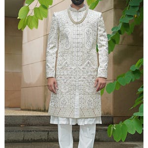 Handcrafted Men&#39;s Wedding Sherwani: Embroidered Groom Outfit