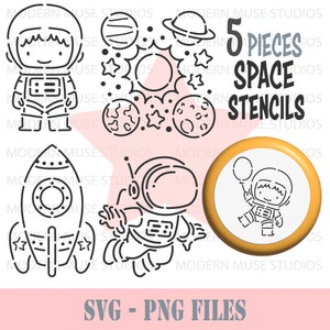 Puede incluir: Cinco plantillas espaciales en blanco y negro, que incluyen un astronauta, un cohete, planetas y estrellas. Las plantillas están sobre un fondo rosa con el texto "5 Pieces Space Stencils" en negro.