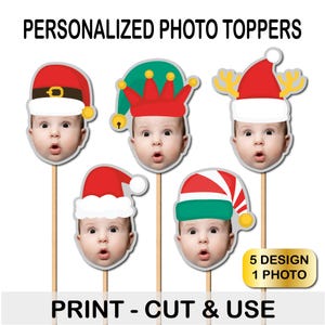 Puede incluir: Cinco accesorios de cabina de fotos de Navidad imprimibles con diferentes sombreros festivos. Cada accesorio tiene un espacio para insertar una foto. El texto "5 DISEÑO 1 FOTO" y "IMPRIMIR - CORTAR & USAR" está incluido en la imagen.