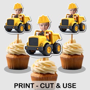 Puede incluir: Tres adornos de cupcake amarillos con una imagen de dibujos animados de un niño que lleva un casco amarillo y conduce un camión de volteo de juguete amarillo. Los adornos se colocan encima de cupcakes con glaseado blanco.
