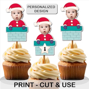 Puede incluir: Toppers de cupcake de Navidad imprimibles con la cara de un niño con un gorro de Papá Noel asomándose por una chimenea. Los toppers están diseñados para ser personalizados con una foto y están listos para imprimir, cortar y usar.
