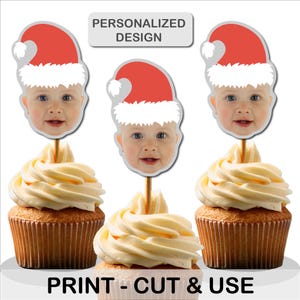 Puede incluir: Tres adornos para cupcakes con la cara de un bebé que lleva un gorro de Papá Noel rojo y blanco. Los adornos están impresos en cartulina blanca y están listos para recortar y usar. "IMPRIMIR - RECORTAR Y USAR" está impreso en la parte inferior de la imagen.