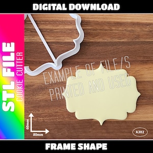 Może przedstawiać: Biała plastikowa foremka do ciasteczek w kształcie ramki z ozdobną ramką. Foremka ma 80 mm szerokości i 60 mm wysokości. Na zdjęciu pokazano przykład ciasteczka wyciętego foremką. Tekst "EXAMPLE OF FILE/S PRINTED AND USED" jest widoczny na zdjęciu.
