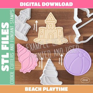 Può includere: Una collezione di taglia biscotti e timbri per fondente a tema spiaggia. Il set include un castello di sabbia, una conchiglia e un pallone da spiaggia. Il castello di sabbia misura 75 mm, e il pallone da spiaggia è 65 mm. Il testo "STL FILES" e "BEACH PLAYTIME" sono visibili.