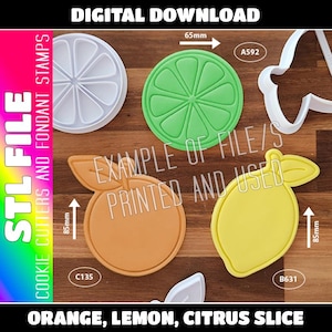 Puede incluir: Un letrero de madera hecho a mano con la palabra "Welcome" en una fuente juguetona. El letrero presenta un fondo blanco desgastado y un marco marrón oscuro, ideal para una puerta principal. El letrero mide aproximadamente 30 cm de ancho y 15 cm de alto.