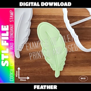 Könnte beinhalten: Ein weißer Feder-Ausstecher und Fondant-Stempel, mit einem grünen Federbeispiel. Die Abmessungen betragen 9,5 cm x 4 cm. Der Text "STL FILE" und "DIGITALER DOWNLOAD" sind sichtbar. Das Wort "FEATHER" steht unten.