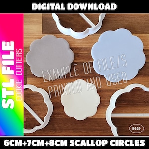 Può includere: Tre tagliapasta in plastica bianca a forma di cerchi smerlati. I tagliapasta hanno un diametro di 6 cm, 7 cm e 8 cm. I tagliapasta sono su una superficie di legno. Il testo "STL FILE COOKIE CUTTERS" è sul lato sinistro dell'immagine. Il testo "DIGITAL DOWNLOAD" è nella parte superiore dell'immagine. Il testo "EXAMPLE OF FILE/S PRINTED AND USED" è al centro dell'immagine. Il testo "B629" è nell'angolo in basso a destra dell'immagine. Il testo "6CM+7CM+8CM SCALLOP CIRCLES" è nella parte inferiore dell'immagine.