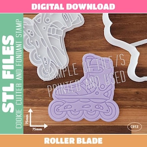 Op de afbeelding: Een paarse rolschaats koekjessnijder en fondantstempel, met de tekst "ROLLER BLADE" onderaan. De afbeelding bevat ook een witte rolschaatssnijder en de tekst "STL FILES COOKIE CUTTER AND FONDANT STAMP". De snijder is 7,5 cm x 7,5 cm.