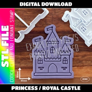 Puede incluir: Un cortador de galletas de plástico morado en forma de castillo con una bandera en la parte superior. El cortador tiene 6,5 cm de ancho y 8,5 cm de alto. El cortador está sobre una superficie de madera. El texto "EXAMPLE OF FILE/S PRINTED AND USED" es visible en el fondo.