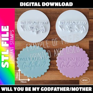 Może przedstawiać: Dwa białe stemple z masy cukrowej z tekstem "Will you be my Godfather?" i "Will you be my Godmother?"  Dwa niebieskie i fioletowe stemple z masy cukrowej z tym samym tekstem. Stempelki mają średnicę 70 mm.