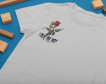 Camiseta Love Me Not, camiseta Bloom Skull, camiseta Flower Skull Skeleton, flores esqueléticas, camiseta Flower Skeleton, camiseta Skeleton Hands,
