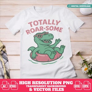 Peut inclure: T-shirt blanc avec un dinosaure vert portant des lunettes de soleil et une bouée rose. Le texte "TOTALLY ROAR-SOME" est imprimé sur le t-shirt.