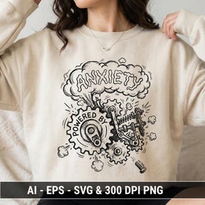 Könnte beinhalten: Cremefarbenes Sweatshirt mit schwarzem Grafikdesign. Das Design zeigt das Wort "ANXIETY" in einer Wolke, mit Zahnrädern und dem Satz "POWERED BY" auf einem Zahnrad. Der untere Teil des Designs trägt den Text "est 2020".