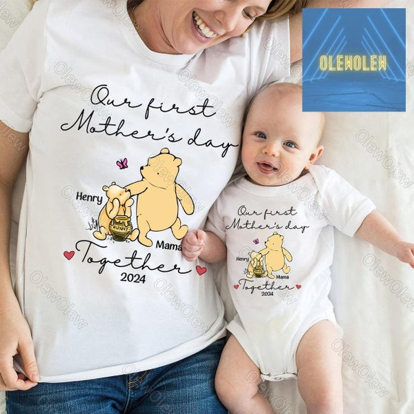 Benutzerdefiniertes Winnie The Pooh Unser erstes Muttertagsshirt, Together 2024 Hoodie, erstes Muttertags-Sweatshirt, Muttertagsgeschenk, Muttergeschenk