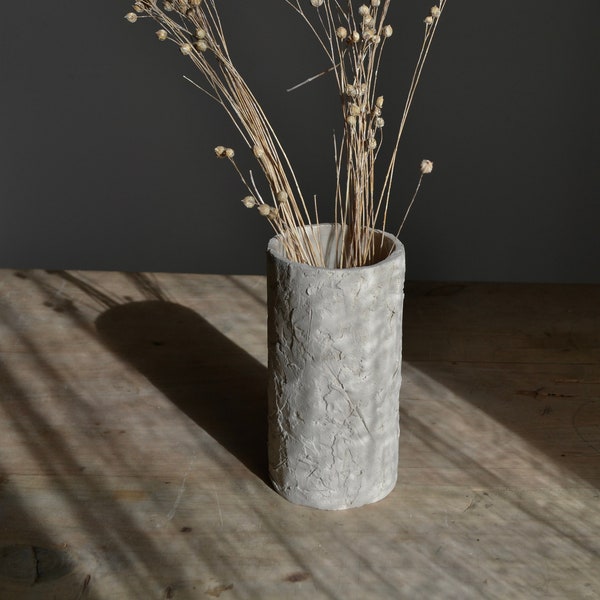 Vase droit texturé brut – céramique artisanale