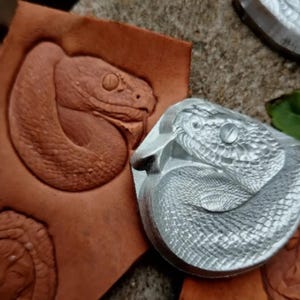 Molde de cuero hecho a mano, serie de serpientes del zodíaco, mujer serpiente, Medusa, patrón tridimensional, molde de grabado en cuero, sello de cuero - cuatro estilos