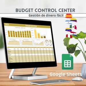 以下が含まれることがあります： 「Budget Control Center」と「Annual overview」のタイトルが付いた財務スプレッドシートを表示するコンピューターモニター。画面にはグラフとデータテーブルが表示されています。キーボード、マウス、Google Sheetsのロゴが前景にあります。「Gestión de dinero fácil」というテキストも表示されています。