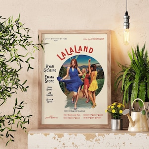Peut inclure: Une affiche de film La La Land encadrée avec le titre en rouge, une illustration circulaire centrale montrant quatre personnes dansant en robes colorées, et les noms des acteurs dont Ryan Gosling et Emma Stone en noir sur fond crème.