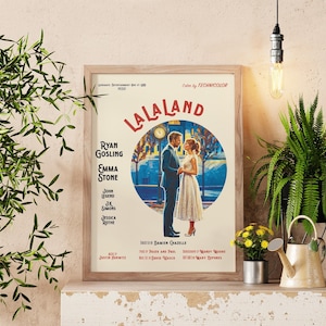 Peut inclure: Une affiche de film encadrée pour La La Land présentant une illustration circulaire centrale de deux personnages debout ensemble. Le texte inclut le titre La La Land, les noms Ryan Gosling, Emma Stone, John Legend, J.K. Simmons, Jessica Rothe et le réalisateur Damien Chazelle, ainsi que des crédits de production.