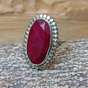 Anello a fascia in argento sterling con rubino indiano: gioiello di tendenza realizzato a mano