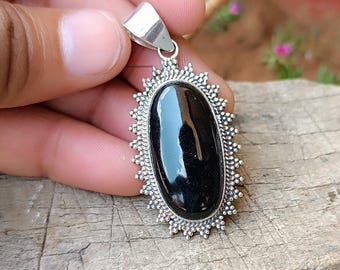 Black Onyx Sterling Silver Pendant: Oval Gemstone